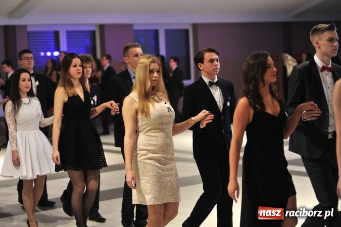 Zdjęcie w galerii na portalu naszraciborz.pl: II LO na swoją studniówkę wybrało Zakrzów FOTO I WIDEO wiadomości z regionu