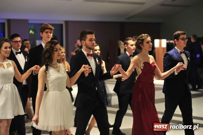 Zdjęcie w galerii na portalu naszraciborz.pl: II LO na swoją studniówkę wybrało Zakrzów FOTO I WIDEO wiadomości z regionu