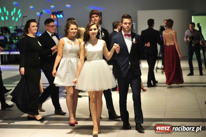 Zdjęcie w galerii na portalu naszraciborz.pl: II LO na swoją studniówkę wybrało Zakrzów FOTO I WIDEO wiadomości z regionu