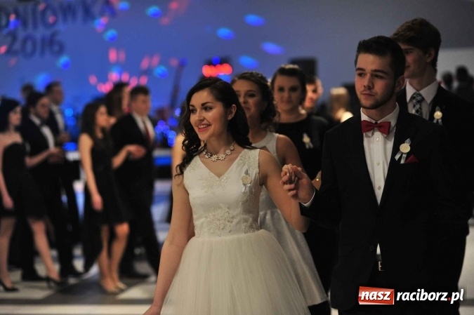 Zdjęcie w galerii na portalu naszraciborz.pl: II LO na swoją studniówkę wybrało Zakrzów FOTO I WIDEO wiadomości z regionu