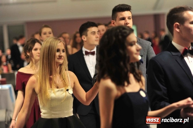 Zdjęcie w galerii na portalu naszraciborz.pl: II LO na swoją studniówkę wybrało Zakrzów FOTO I WIDEO wiadomości z regionu