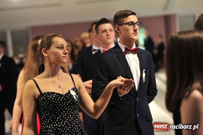 Zdjęcie w galerii na portalu naszraciborz.pl: II LO na swoją studniówkę wybrało Zakrzów FOTO I WIDEO wiadomości z regionu