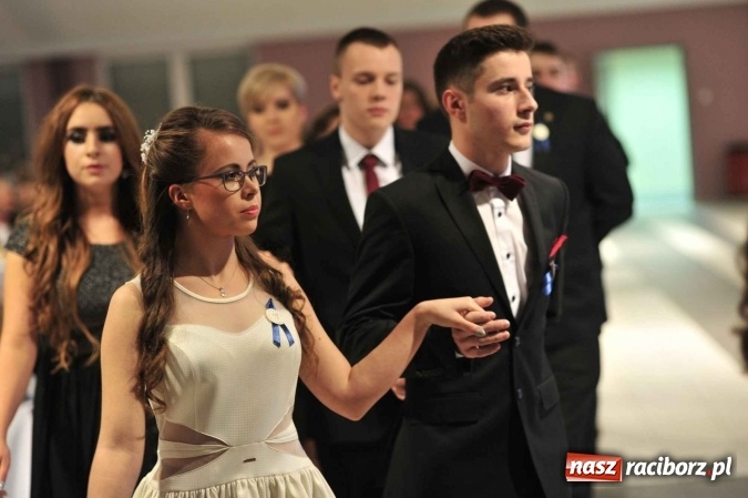 Zdjęcie w galerii na portalu naszraciborz.pl: II LO na swoją studniówkę wybrało Zakrzów FOTO I WIDEO wiadomości z regionu