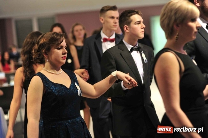 Zdjęcie w galerii na portalu naszraciborz.pl: II LO na swoją studniówkę wybrało Zakrzów FOTO I WIDEO wiadomości z regionu