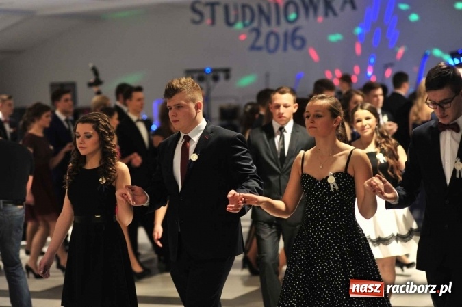 Zdjęcie w galerii na portalu naszraciborz.pl: II LO na swoją studniówkę wybrało Zakrzów FOTO I WIDEO wiadomości z regionu