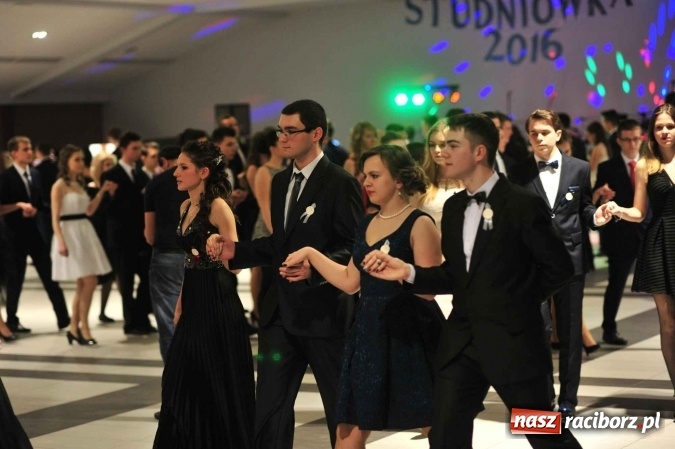 Zdjęcie w galerii na portalu naszraciborz.pl: II LO na swoją studniówkę wybrało Zakrzów FOTO I WIDEO wiadomości z regionu