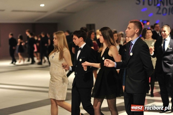 Zdjęcie w galerii na portalu naszraciborz.pl: II LO na swoją studniówkę wybrało Zakrzów FOTO I WIDEO wiadomości z regionu