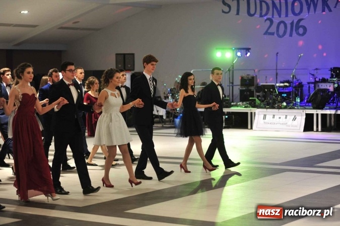 Zdjęcie w galerii na portalu naszraciborz.pl: II LO na swoją studniówkę wybrało Zakrzów FOTO I WIDEO wiadomości z regionu