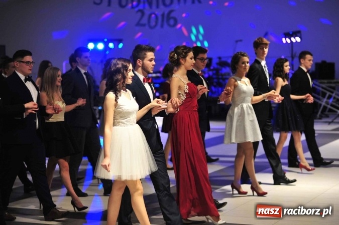 Zdjęcie w galerii na portalu naszraciborz.pl: II LO na swoją studniówkę wybrało Zakrzów FOTO I WIDEO wiadomości z regionu