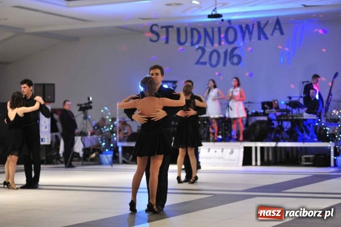 Zdjęcie w galerii na portalu naszraciborz.pl: II LO na swoją studniówkę wybrało Zakrzów FOTO I WIDEO wiadomości z regionu