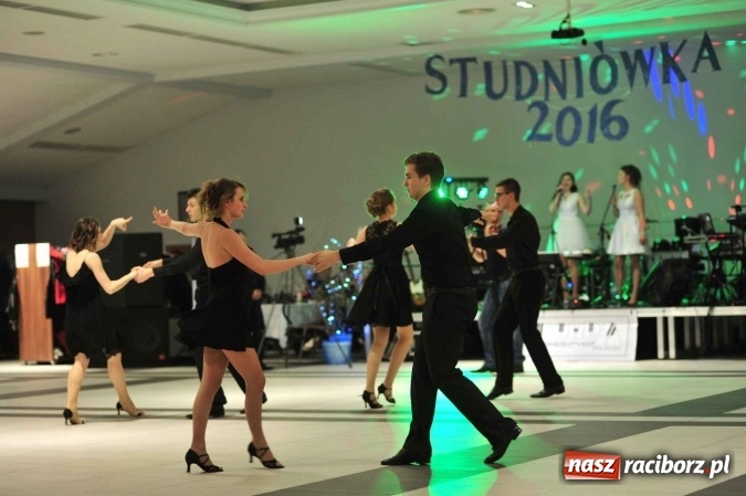 Zdjęcie w galerii na portalu naszraciborz.pl: II LO na swoją studniówkę wybrało Zakrzów FOTO I WIDEO wiadomości z regionu