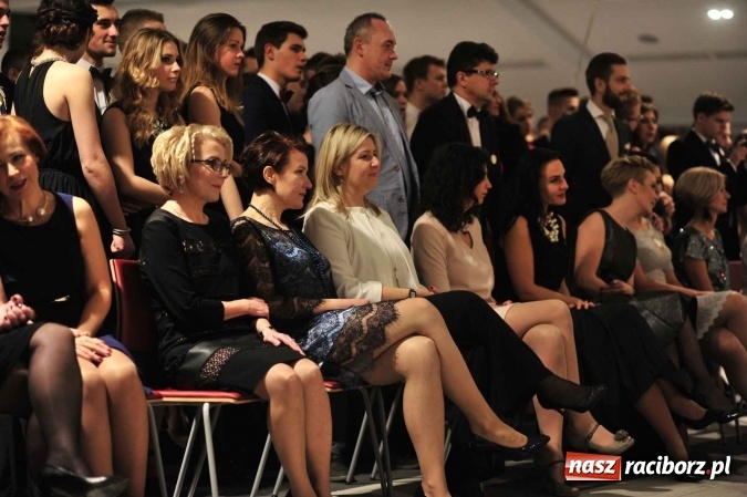 Zdjęcie w galerii na portalu naszraciborz.pl: II LO na swoją studniówkę wybrało Zakrzów FOTO I WIDEO wiadomości z regionu