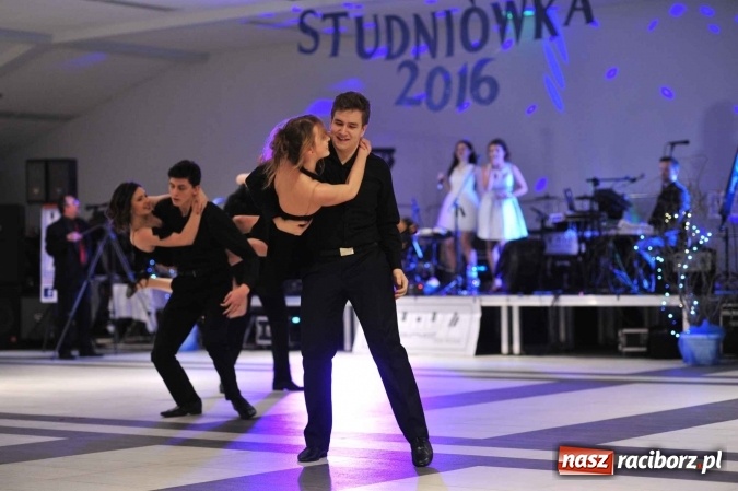 Zdjęcie w galerii na portalu naszraciborz.pl: II LO na swoją studniówkę wybrało Zakrzów FOTO I WIDEO wiadomości z regionu