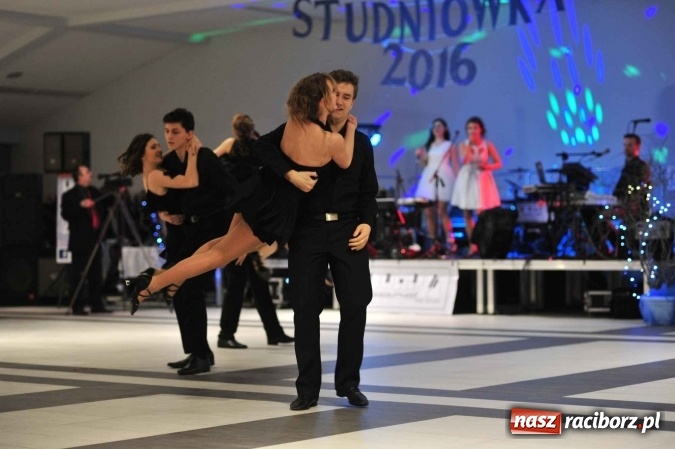 Zdjęcie w galerii na portalu naszraciborz.pl: II LO na swoją studniówkę wybrało Zakrzów FOTO I WIDEO wiadomości z regionu