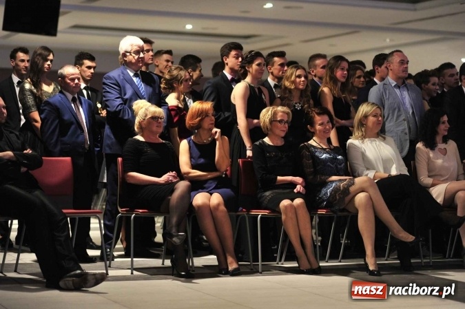Zdjęcie w galerii na portalu naszraciborz.pl: II LO na swoją studniówkę wybrało Zakrzów FOTO I WIDEO wiadomości z regionu