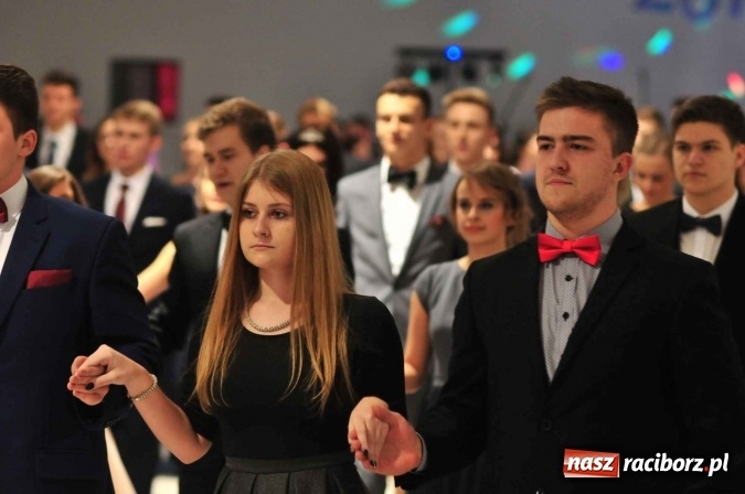 Zdjęcie w galerii na portalu naszraciborz.pl: II LO na swoją studniówkę wybrało Zakrzów FOTO I WIDEO wiadomości z regionu