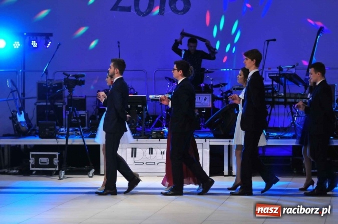 Zdjęcie w galerii na portalu naszraciborz.pl: II LO na swoją studniówkę wybrało Zakrzów FOTO I WIDEO wiadomości z regionu