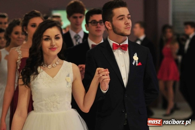 Zdjęcie w galerii na portalu naszraciborz.pl: II LO na swoją studniówkę wybrało Zakrzów FOTO I WIDEO wiadomości z regionu