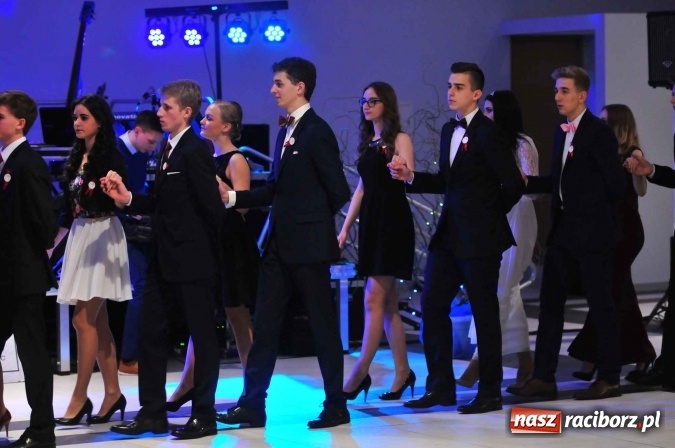 Zdjęcie w galerii na portalu naszraciborz.pl: II LO na swoją studniówkę wybrało Zakrzów FOTO I WIDEO wiadomości z regionu