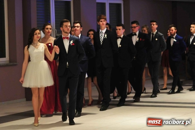 Zdjęcie w galerii na portalu naszraciborz.pl: II LO na swoją studniówkę wybrało Zakrzów FOTO I WIDEO wiadomości z regionu