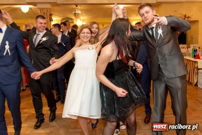 Zdjęcie w galerii na portalu naszraciborz.pl: Bal maturalny raciborskiego Ekonomika w Rogożanach FOTO i WIDEO wiadomości z regionu