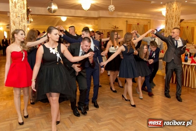Zdjęcie w galerii na portalu naszraciborz.pl: Bal maturalny raciborskiego Ekonomika w Rogożanach FOTO i WIDEO wiadomości z regionu