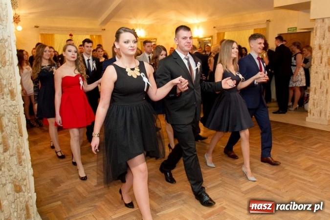 Zdjęcie w galerii na portalu naszraciborz.pl: Bal maturalny raciborskiego Ekonomika w Rogożanach FOTO i WIDEO wiadomości z regionu