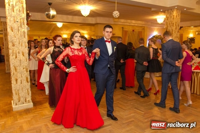 Zdjęcie w galerii na portalu naszraciborz.pl: Bal maturalny raciborskiego Ekonomika w Rogożanach FOTO i WIDEO wiadomości z regionu
