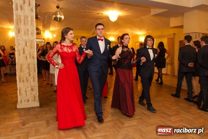 Zdjęcie w galerii na portalu naszraciborz.pl: Bal maturalny raciborskiego Ekonomika w Rogożanach FOTO i WIDEO wiadomości z regionu