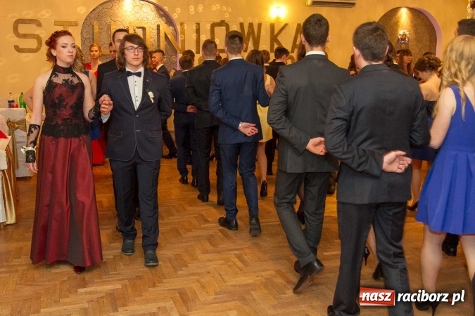 Zdjęcie w galerii na portalu naszraciborz.pl: Bal maturalny raciborskiego Ekonomika w Rogożanach FOTO i WIDEO wiadomości z regionu