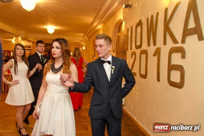 Zdjęcie w galerii na portalu naszraciborz.pl: Bal maturalny raciborskiego Ekonomika w Rogożanach FOTO i WIDEO wiadomości z regionu