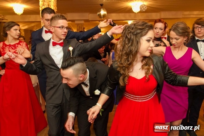 Zdjęcie w galerii na portalu naszraciborz.pl: Bal maturalny raciborskiego Ekonomika w Rogożanach FOTO i WIDEO wiadomości z regionu