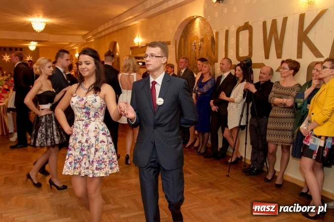 Zdjęcie w galerii na portalu naszraciborz.pl: Bal maturalny raciborskiego Ekonomika w Rogożanach FOTO i WIDEO wiadomości z regionu