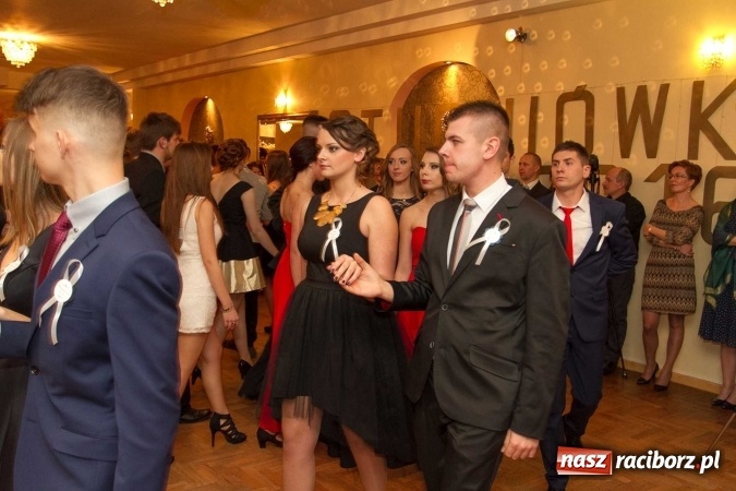 Zdjęcie w galerii na portalu naszraciborz.pl: Bal maturalny raciborskiego Ekonomika w Rogożanach FOTO i WIDEO wiadomości z regionu