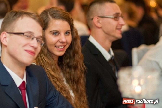 Zdjęcie w galerii na portalu naszraciborz.pl: Bal maturalny raciborskiego Ekonomika w Rogożanach FOTO i WIDEO wiadomości z regionu