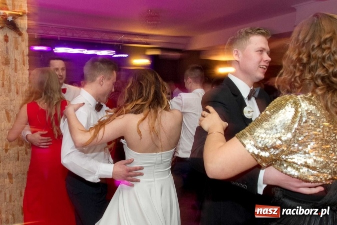 Zdjęcie w galerii na portalu naszraciborz.pl: Bal maturalny raciborskiego Ekonomika w Rogożanach FOTO i WIDEO wiadomości z regionu