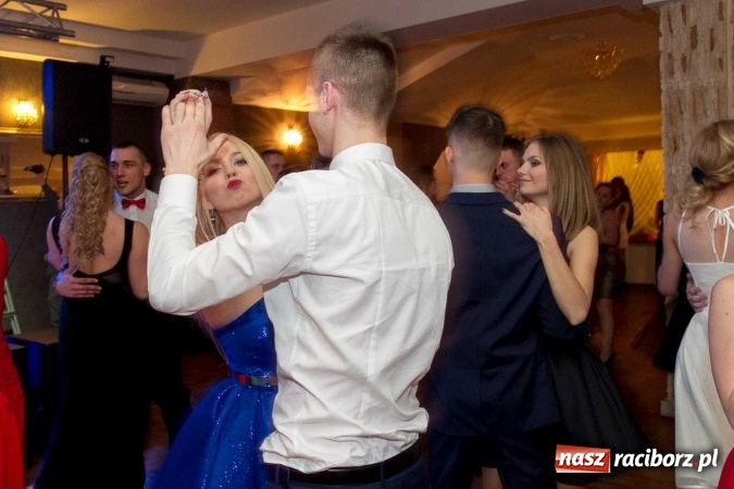 Zdjęcie w galerii na portalu naszraciborz.pl: Bal maturalny raciborskiego Ekonomika w Rogożanach FOTO i WIDEO wiadomości z regionu
