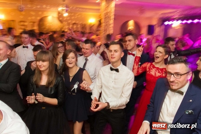 Zdjęcie w galerii na portalu naszraciborz.pl: Bal maturalny raciborskiego Ekonomika w Rogożanach FOTO i WIDEO wiadomości z regionu