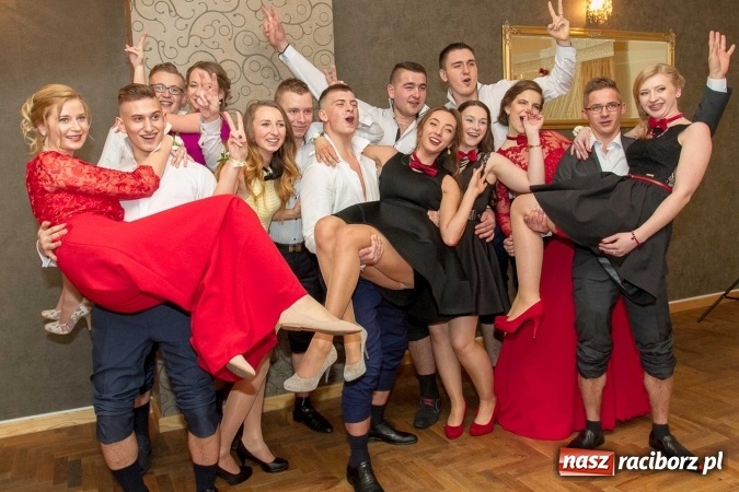 Zdjęcie w galerii na portalu naszraciborz.pl: Bal maturalny raciborskiego Ekonomika w Rogożanach FOTO i WIDEO wiadomości z regionu