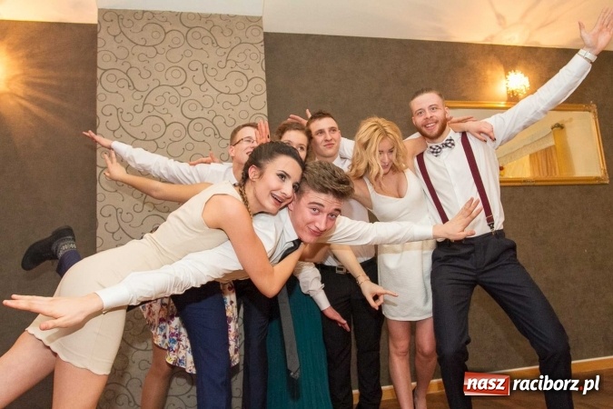 Zdjęcie w galerii na portalu naszraciborz.pl: Bal maturalny raciborskiego Ekonomika w Rogożanach FOTO i WIDEO wiadomości z regionu