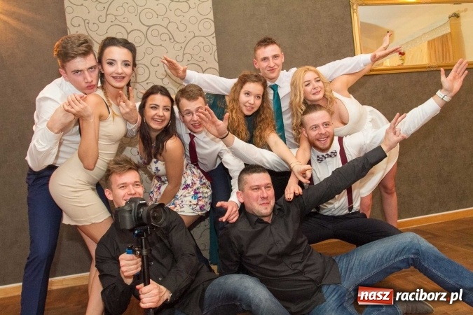 Zdjęcie w galerii na portalu naszraciborz.pl: Bal maturalny raciborskiego Ekonomika w Rogożanach FOTO i WIDEO wiadomości z regionu