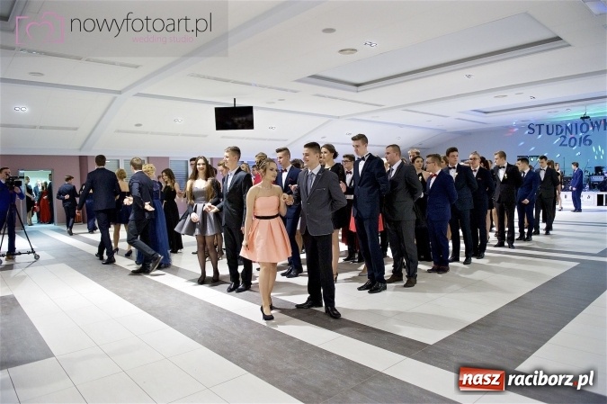 Zdjęcie w galerii na portalu naszraciborz.pl: Szalona studniówka II LO im. Adama Mickiewicza - fotoreportaż z całej imprezy wiadomości z regionu