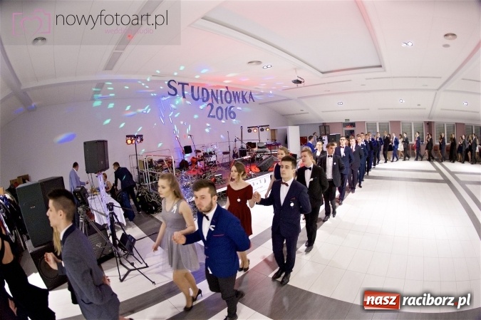 Zdjęcie w galerii na portalu naszraciborz.pl: Szalona studniówka II LO im. Adama Mickiewicza - fotoreportaż z całej imprezy wiadomości z regionu