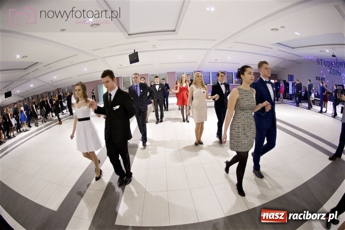 Zdjęcie w galerii na portalu naszraciborz.pl: Szalona studniówka II LO im. Adama Mickiewicza - fotoreportaż z całej imprezy wiadomości z regionu