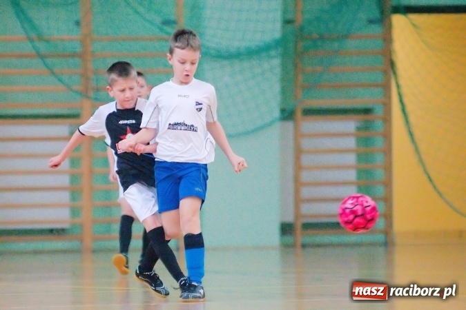 Zdjęcie w galerii na portalu naszraciborz.pl: Niedzielne emocje w halowych zmaganiach żaków wiadomości z regionu