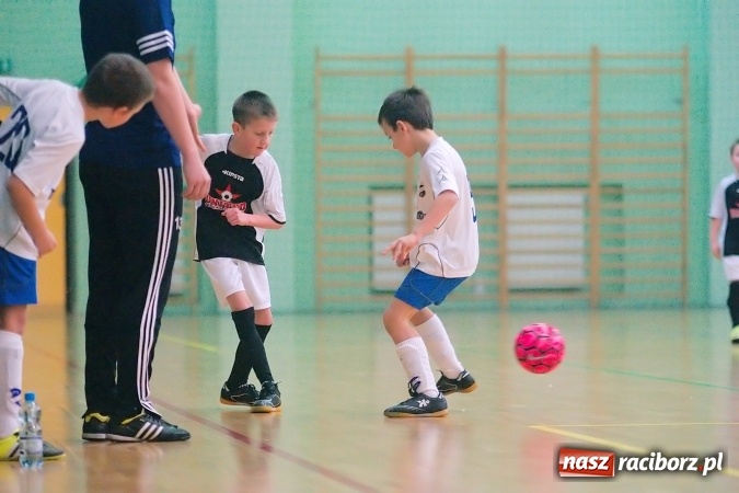 Zdjęcie w galerii na portalu naszraciborz.pl: Niedzielne emocje w halowych zmaganiach żaków wiadomości z regionu