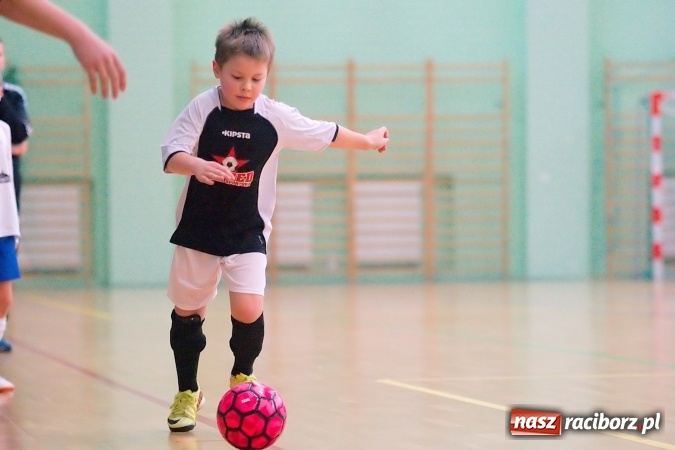 Zdjęcie w galerii na portalu naszraciborz.pl: Niedzielne emocje w halowych zmaganiach żaków wiadomości z regionu