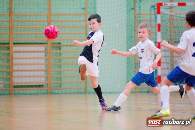 Zdjęcie w galerii na portalu naszraciborz.pl: Niedzielne emocje w halowych zmaganiach żaków wiadomości z regionu