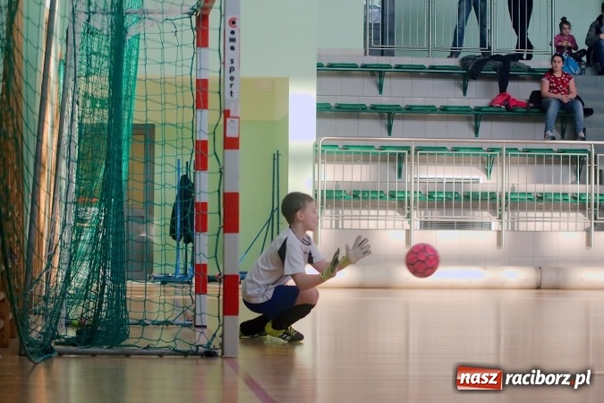 Zdjęcie w galerii na portalu naszraciborz.pl: Niedzielne emocje w halowych zmaganiach żaków wiadomości z regionu