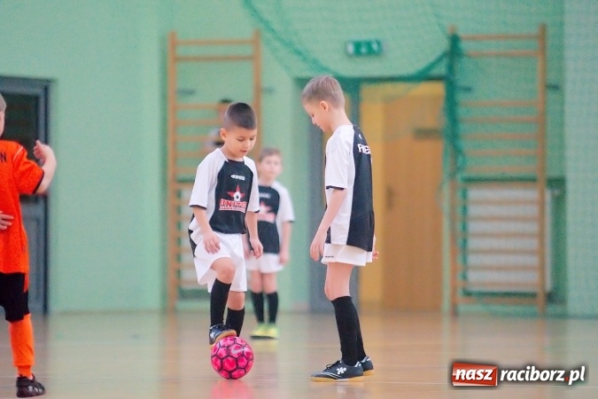 Zdjęcie w galerii na portalu naszraciborz.pl: Niedzielne emocje w halowych zmaganiach żaków wiadomości z regionu